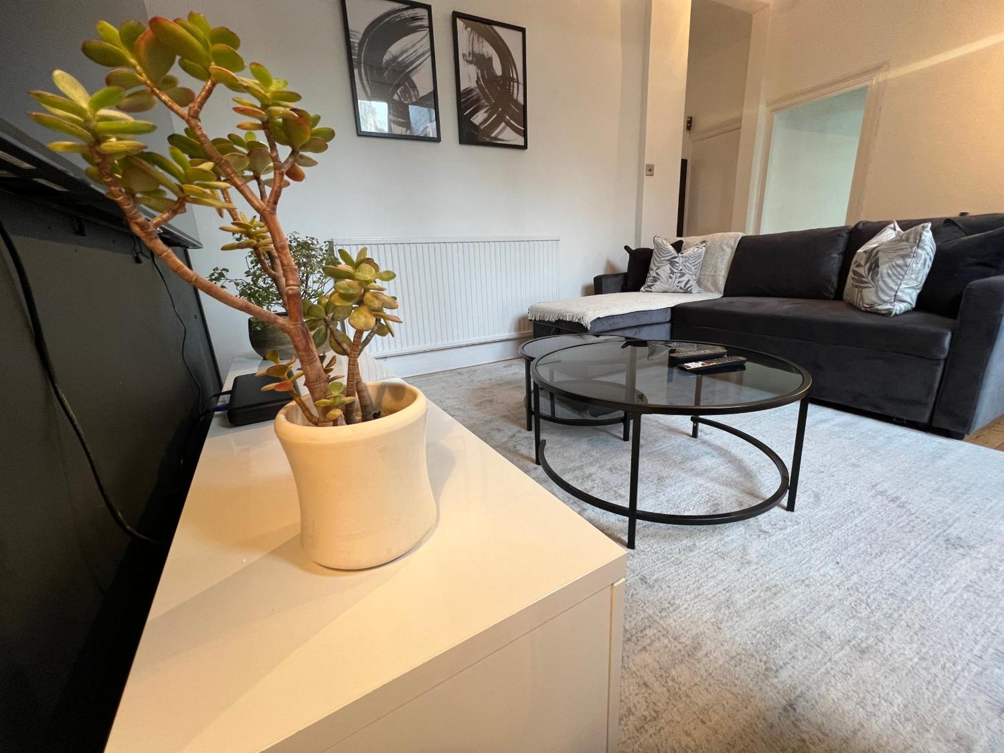 Fulham Tranquil 2Bd King Bed Home With Parking & Gdn Лондон Екстер'єр фото