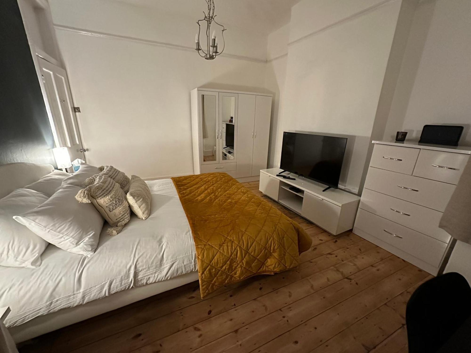 Fulham Tranquil 2Bd King Bed Home With Parking & Gdn Лондон Екстер'єр фото